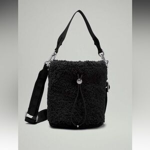 NWT Lululemon crossbody bucket bag fleece black